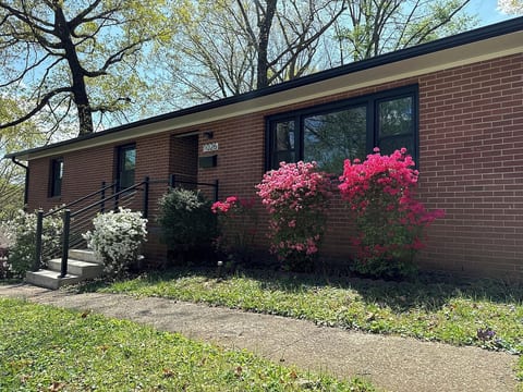 Mid-Century Modern Charm in Downtown WS. Walk to food & bev