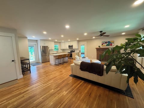 Mid-Century Modern Charm in Downtown WS. Walk to food & bev