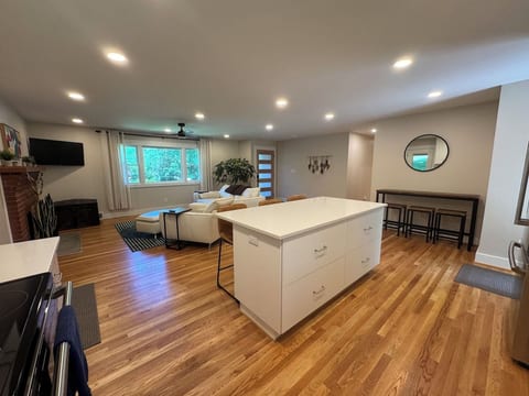 Mid-Century Modern Charm in Downtown WS. Walk to food & bev
