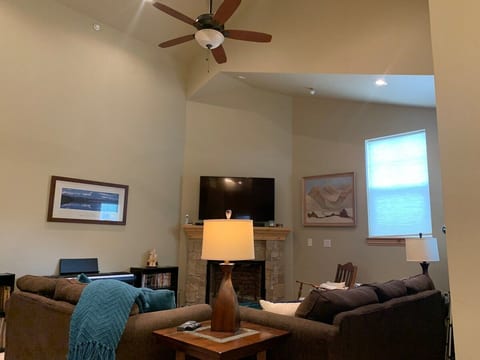 3 bed 3 bath Main Street Frisco image 3