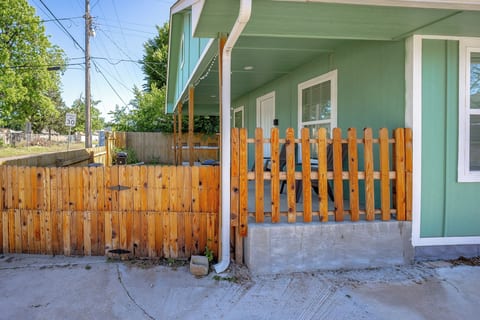 Private Hot Tub, Fenced Yard, Mins to Top Spots