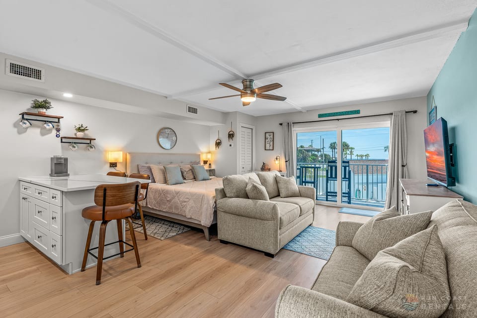 Charming Studio with Balcony Overlooking the Pool!