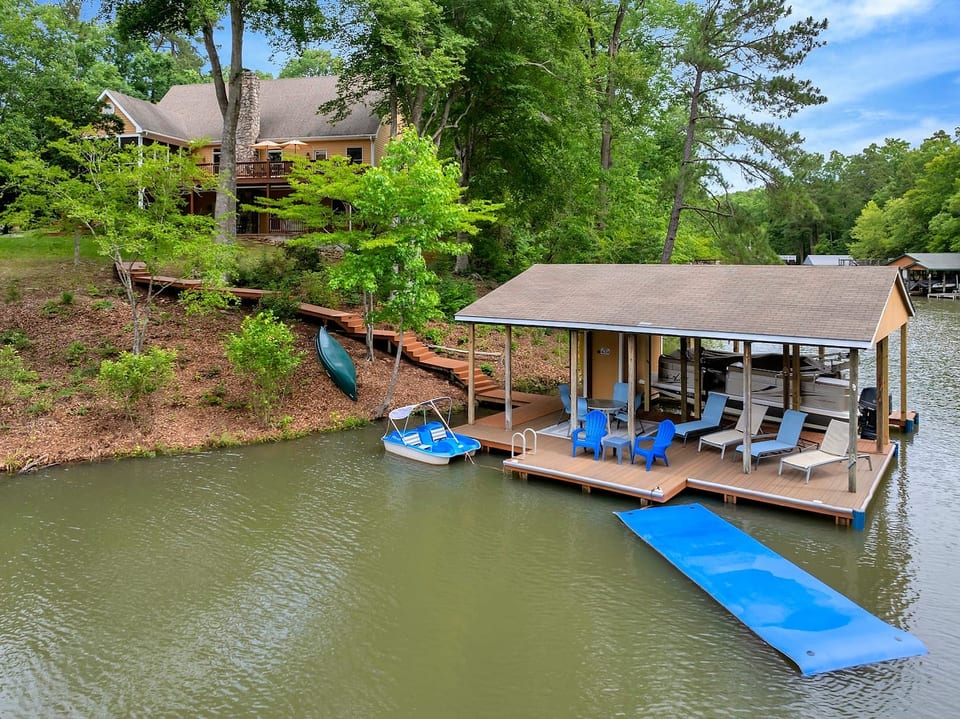 This is the perfect spot for your and your loved ones to enjoy the lake!