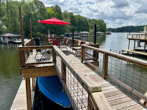 Comfortable Waterfront Retreat