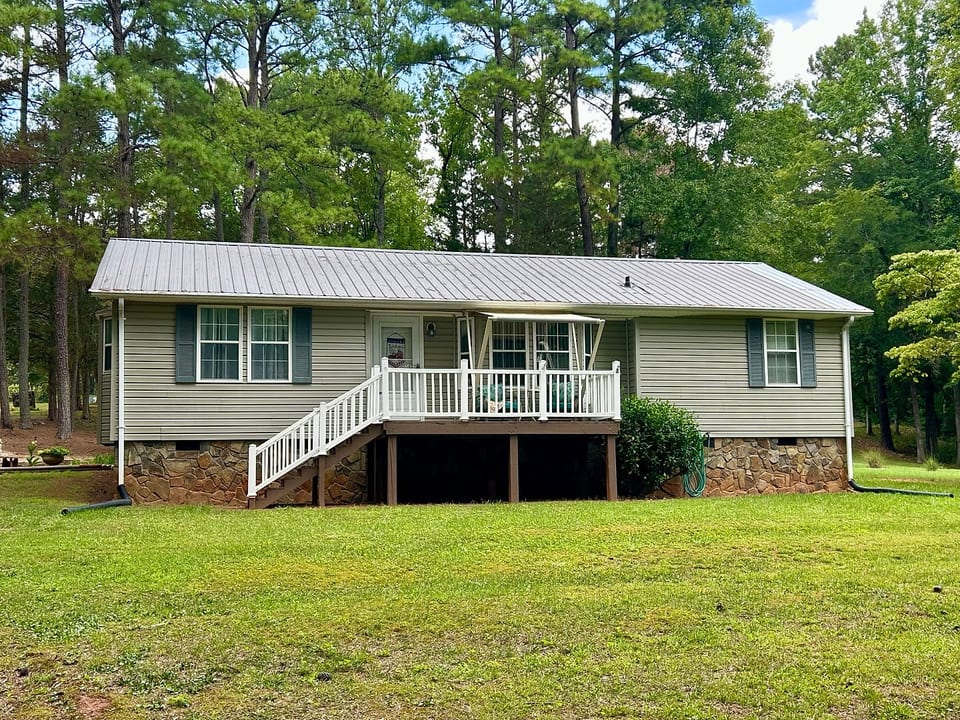 Comfortable Waterfront Retreat - Bracey
