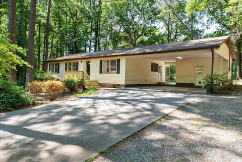 Relaxing Fresh & Modern Home w Lake & Pool Access