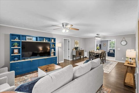 Relaxing Fresh & Modern Home w Lake & Pool Access