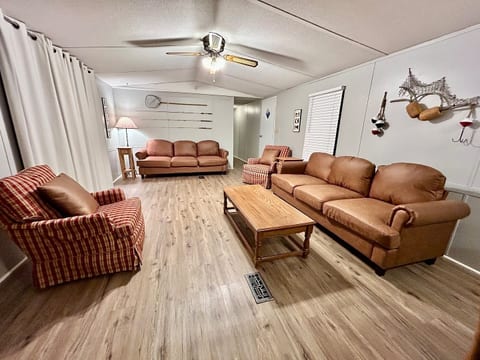 Lakefront Escape- Dock, Pool Table, Boat Ramp, Kay