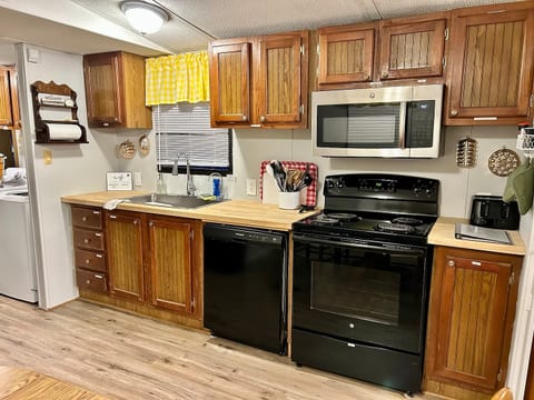 Lakefront Escape- Dock, Pool Table, Boat Ramp, Kay