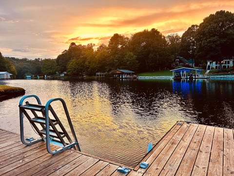 Lakefront Escape- Dock, Pool Table, Boat Ramp, Kay
