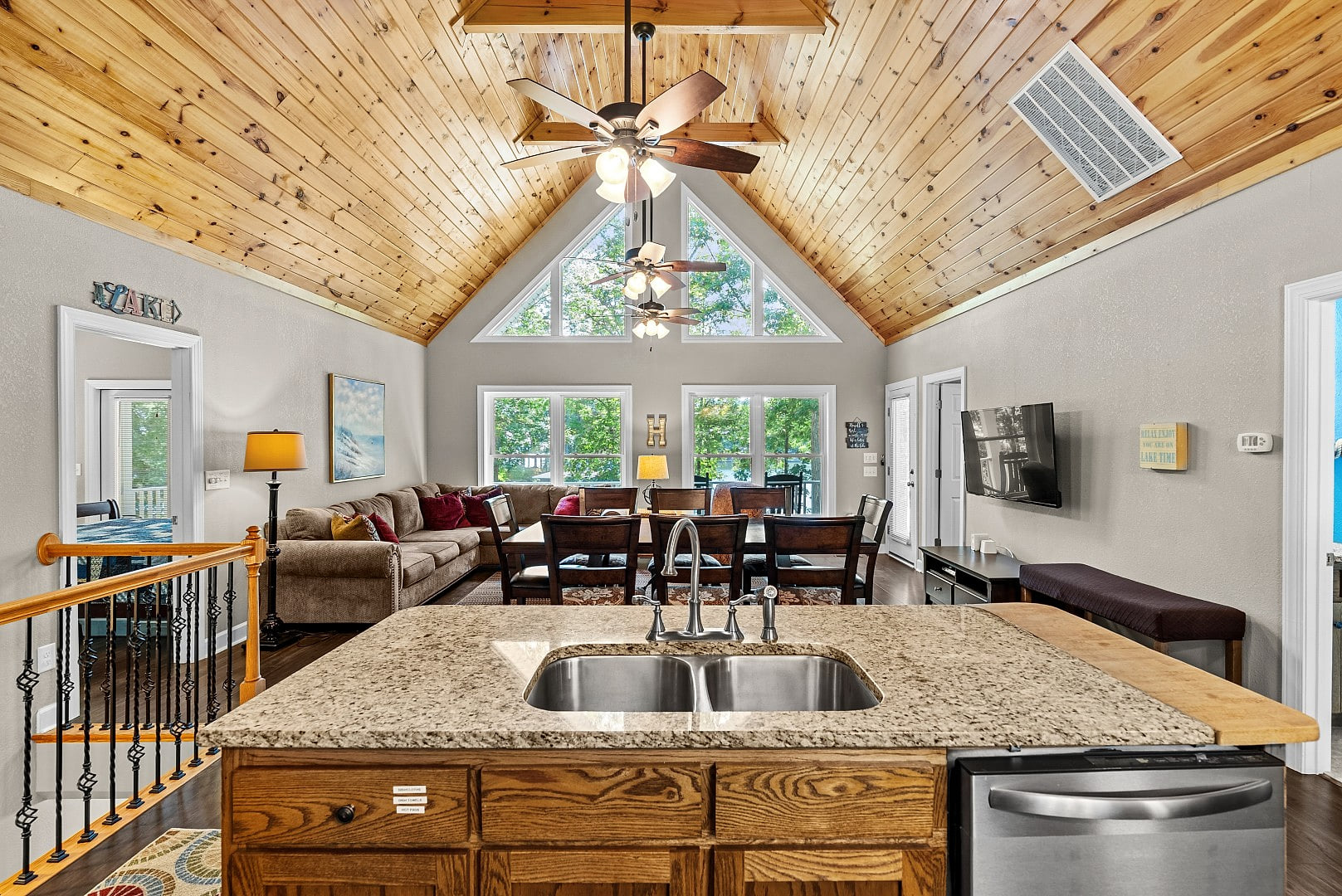 The Ideal Multi-Family Lake Memory-Maker!