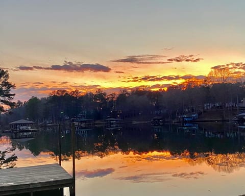 The Ideal Multi-Family Lake Memory-Maker!