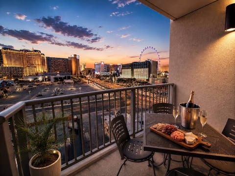 Platinum Hotel Strip F1 Views | Balcony *2 Queens