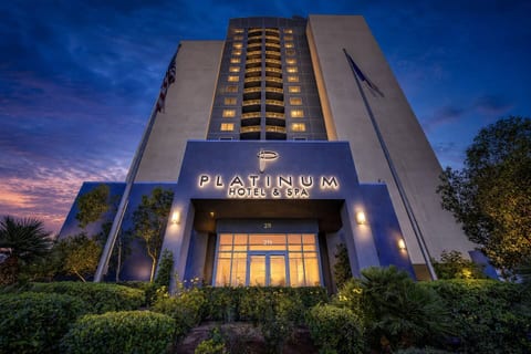 Platinum Hotel Strip F1 Views | Balcony *2 Queens