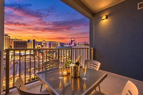 Platinum Hotel Strip F1 Views | Balcony *2 Queens