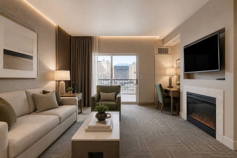 Platinum Hotel Strip F1 Views | Balcony *2 Queens
