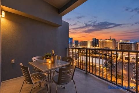 Platinum Hotel Strip F1 Views | Balcony *2 Queens
