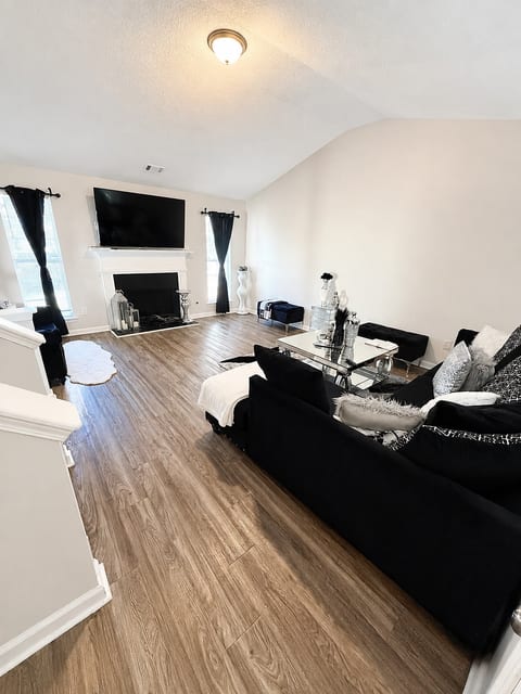 Stylish 3BR Riverdale Retreat | Modern Glam Home image 3