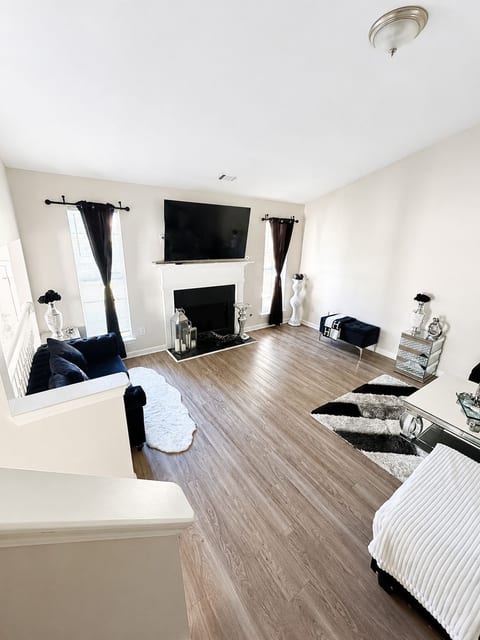 Stylish 3BR Riverdale Retreat | Modern Glam Home image 4