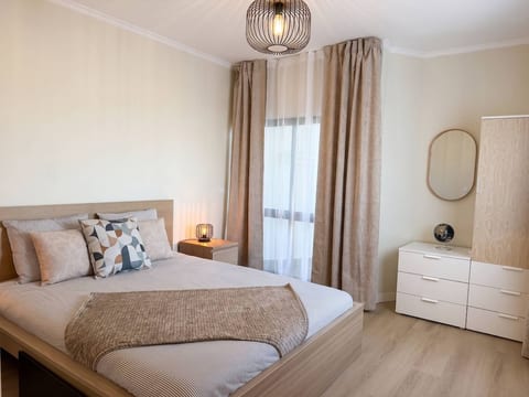 Sea view apartment: A/C, balcony & pool