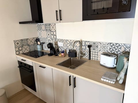 Sea view apartment: A/C, balcony & pool