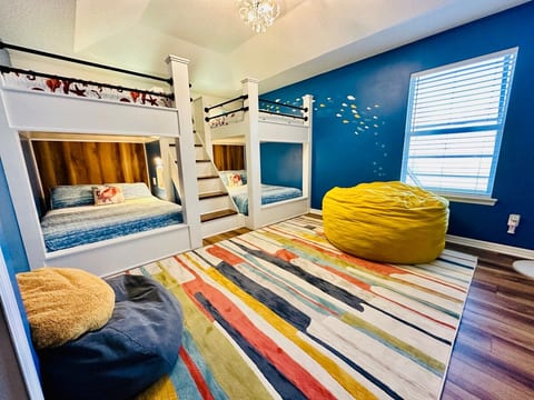 Multiple King Suites, WALK 2 beach, Dream backyard