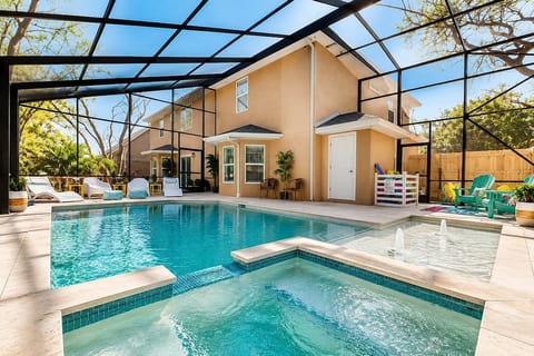 Multiple King Suites, WALK 2 beach, Dream backyard