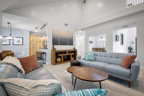 5BR, Pool,HotTub, Putput, Walk to Beach,Game RM!