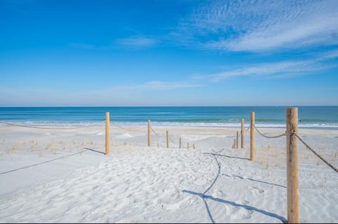 5BR, Pool,HotTub, Putput, Walk to Beach,Game RM!