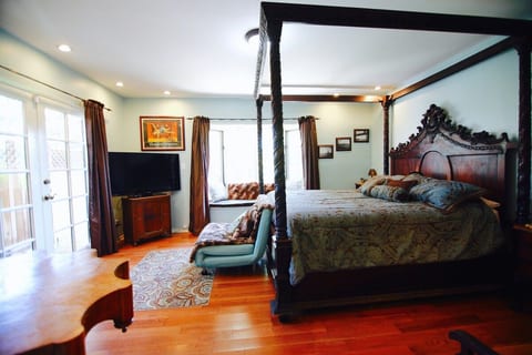 California King 4 post bed and twin click clack chair