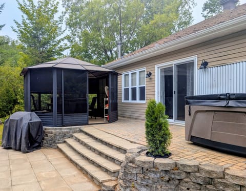 Waterfront Chalet | Spa | Fireplaces | Gazebo