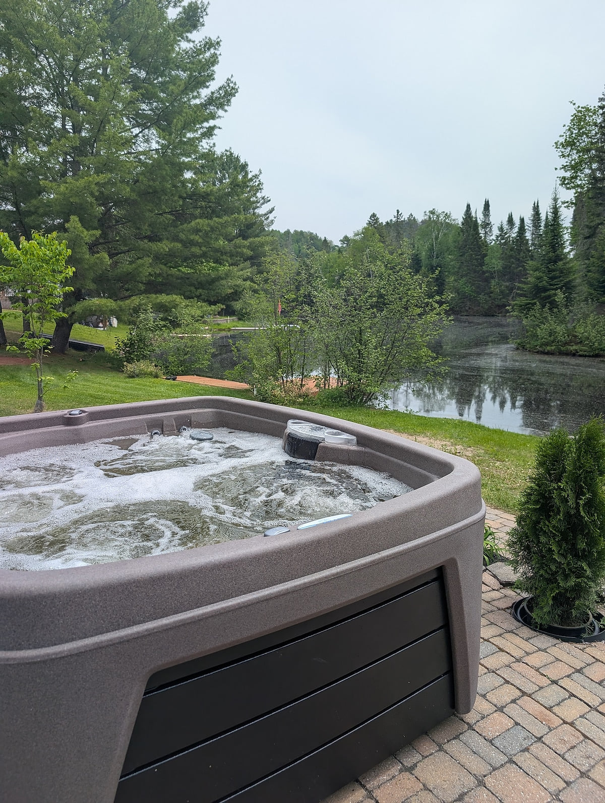 Waterfront Chalet | Spa | Fireplaces | Gazebo