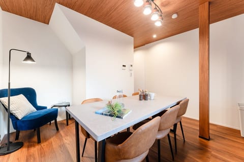 Dining table for 6 people (simple chairs available)Single-person chair