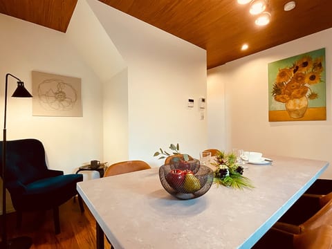 There is a large dining table for 6 people.You can enjoy a leisurely conversation with everyone.