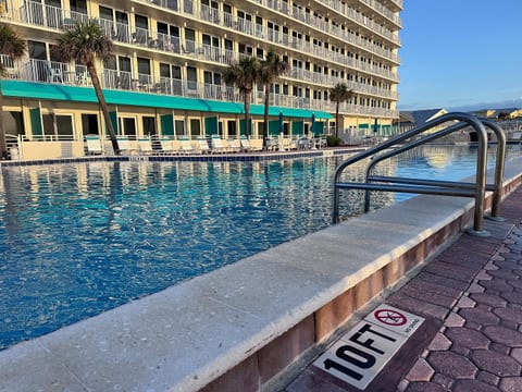 Huge heated pool and 10' deep