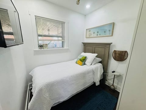 Bayshore Beautiful Home | 4BR + Office + Studio