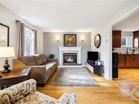 Stylish 3BDR +1 Home | Walk to Waterfront & Dining image 2
