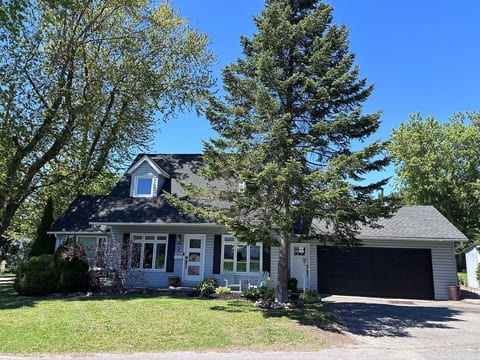 Stylish 3BDR +1 Home | Walk to Waterfront & Dining image 1