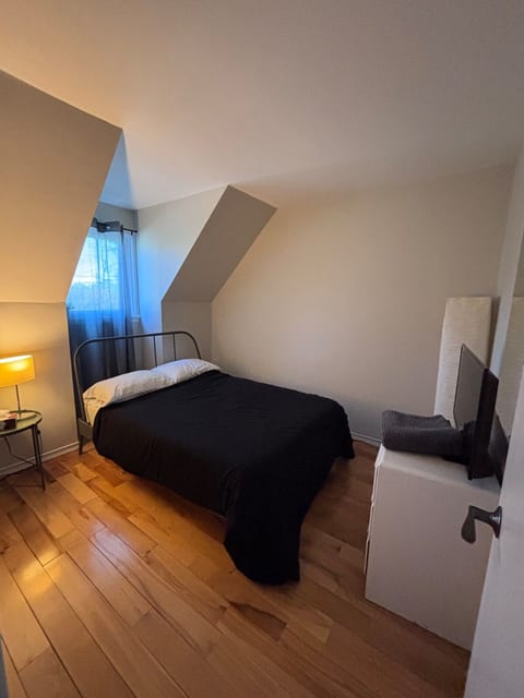 Stylish 3BDR +1 Home | Walk to Waterfront & Dining image 5