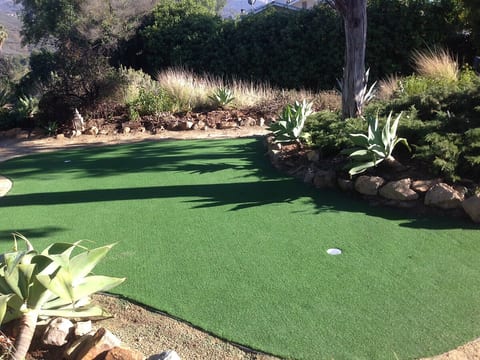 3 hole putting green