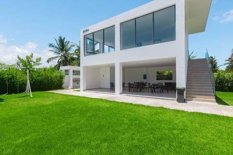 2BR/2BA • 2 Pools • Gym • 10 Min Walk to Beach