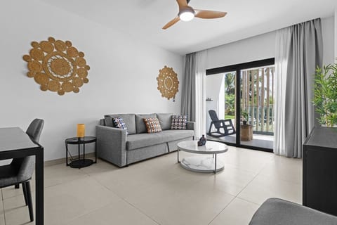 2BR/2BA • 2 Pools • Gym • 10 Min Walk to Beach