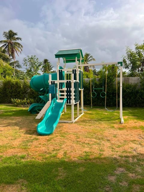 2BR/2BA • 2 Pools • Gym • 10 Min Walk to Beach