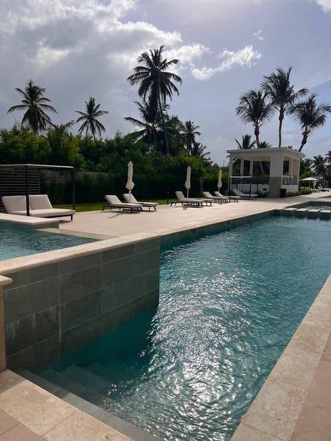 2BR/2BA • 2 Pools • Gym • 10 Min Walk to Beach