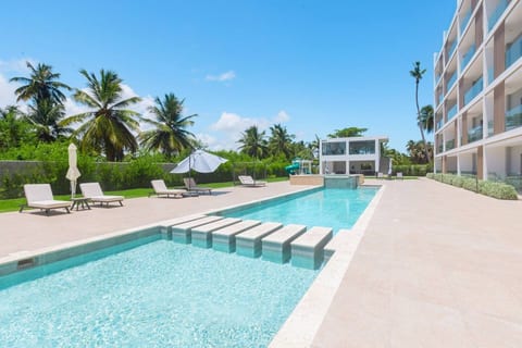 2BR/2BA • 2 Pools • Gym • 10 Min Walk to Beach