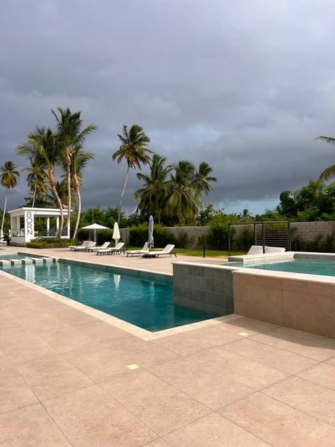 2BR/2BA • 2 Pools • Gym • 10 Min Walk to Beach