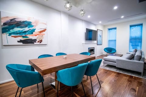 New York, NYC Brooklyn Vacation rental New York City, Brooklyn Walnut Dining Table with Leaf for 10