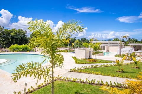 Stylish New 2 Bedroom Apartment with Pools and Gym