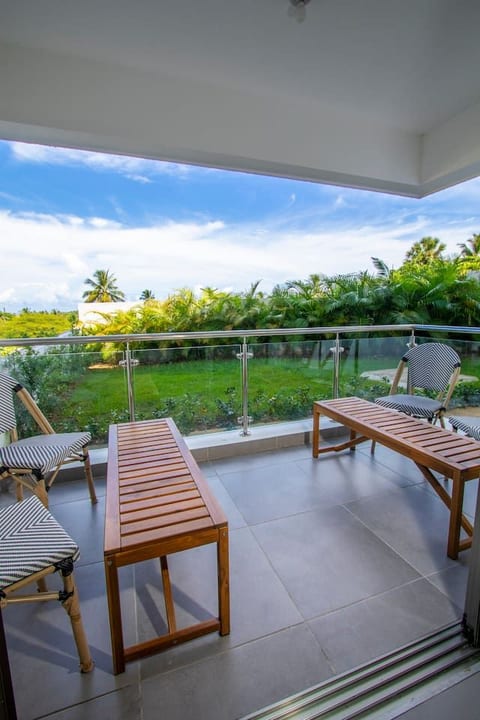 Stylish New 2 Bedroom Apartment with Pools and Gym