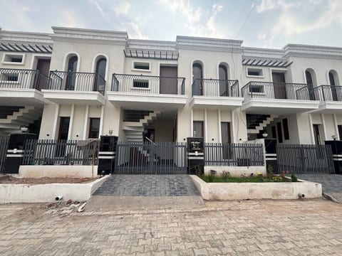 Stay Royal BNB - Luxury 4 BHK Villa Kharar